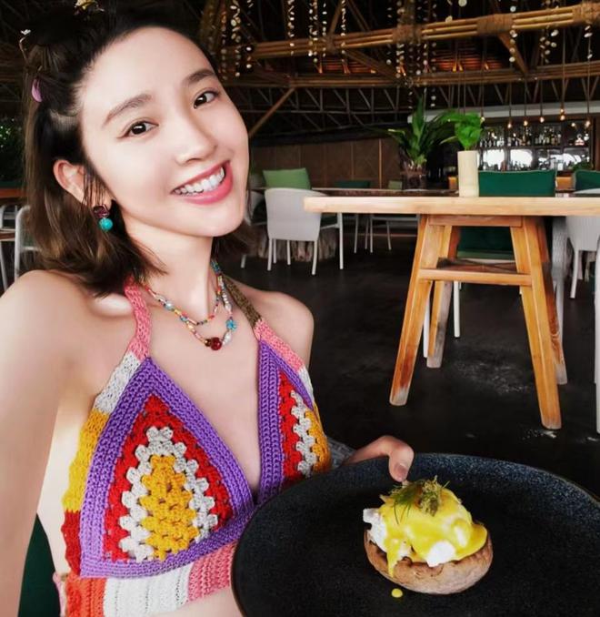 照比基尼配热裤超养眼全身零赘肉太辣了AG真人百家乐37岁唐艺昕罕晒泳装美(图1)