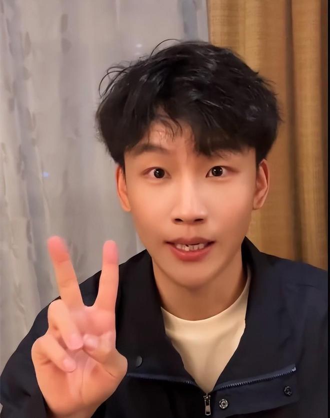 Vlog新造型不输当红小生评论区差点沦陷AG真人澳门百家家乐德云社岳云鹏大徒弟晒(图2)